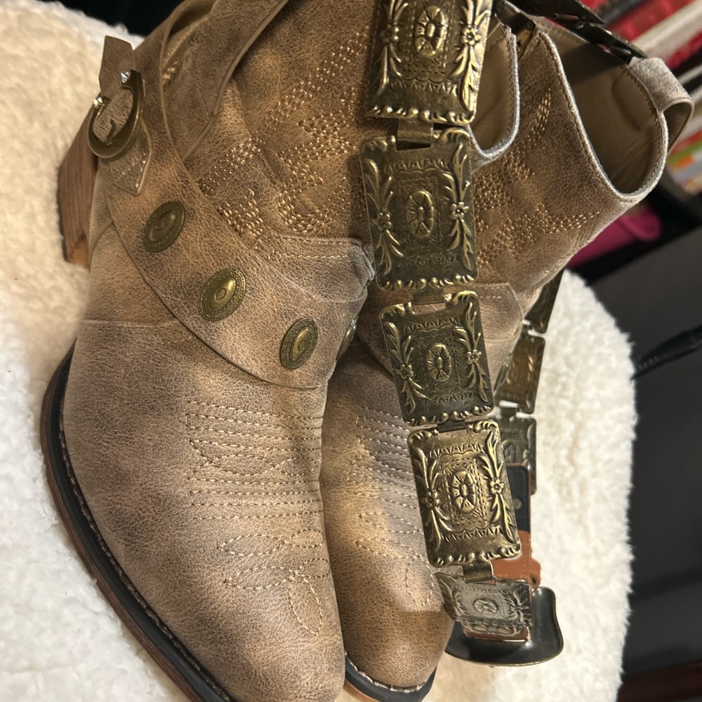 Tan Belt with Brass Details western cowgirl